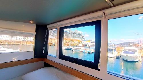 Casa Flotante en el Puerto de Vigo - Different Charter