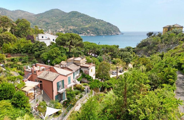 Casa glicine sul mare