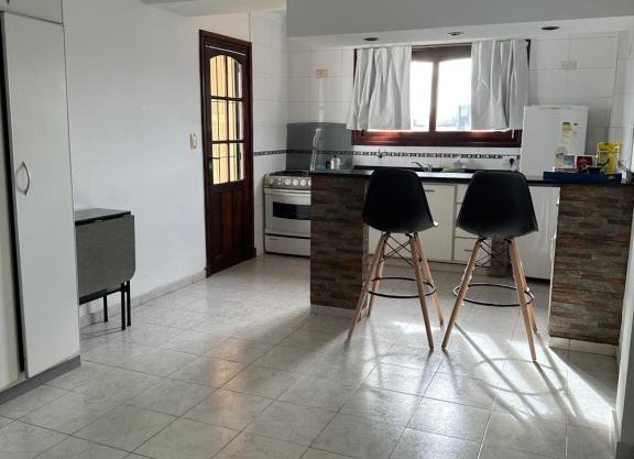 Casa grande, cómoda y luminosa con terraza, balcón y parrilla, hasta 6 huéspedes
