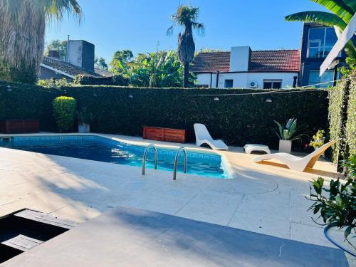Casa hermosa piscina con parrilla