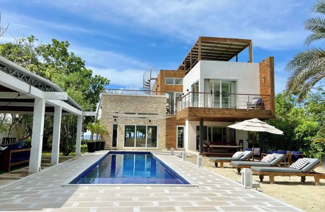Casa Iguana del Mar/ Entire Villa / Breakfast Included.