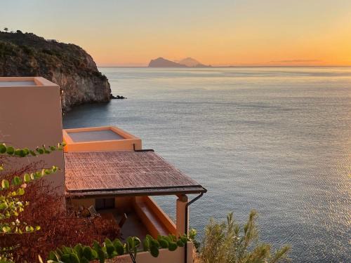 casa incastonata nel mare