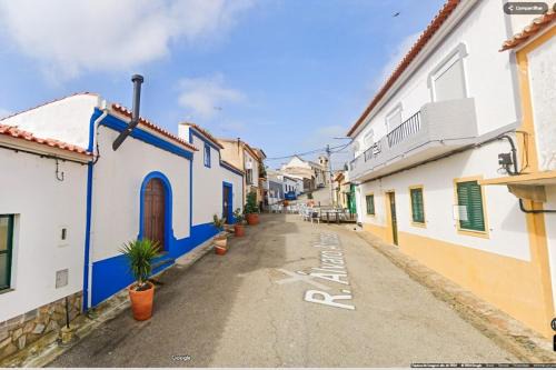 Casa Inteira e Ampla com 10 Camas, Refúgio Familiar em Granja Mourão, Próxima à Praia Fluvial e Castelo