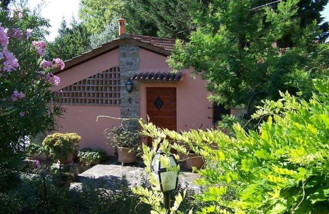 Atractiva casa de vacaciones junto al lago