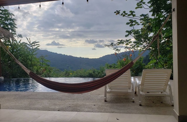 Preciosa escapada costarricense con piscina infinita y bar con piscina / rancho cubierto