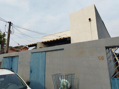 Casa kitnet Próx da Rodoviária c/suite e ar condicionado entrada individual . Geladeira e cozinha básica. Garagem pra carro.