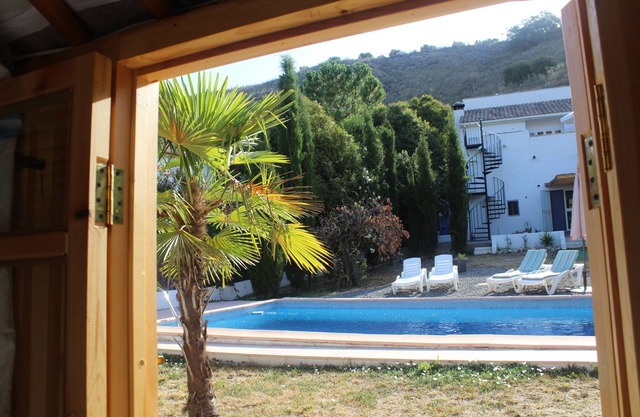 Casa La Nuez B&B, yurta, amplios baños, wifi gratis, terraza, piscina, jardín