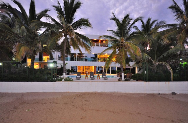 8 DORMITORIOS COMPLETAMENTE con personal MODERN BEACH HOUSE - ¡Camine a la ciudad!