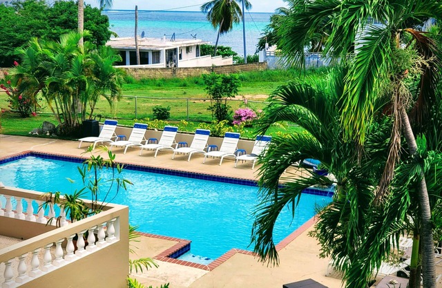 Casa Ladera- Tropical Beach & Pool Experience!