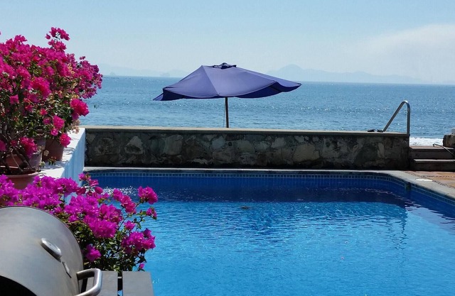 Casa Lang es un paraíso frente a la playa privada en Manzanillo. Méjico