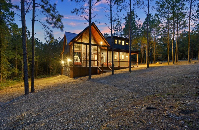 Casa Latta Cabin, Pool Table, Arcade Game, Swings, HotTub, FirePit, Pets