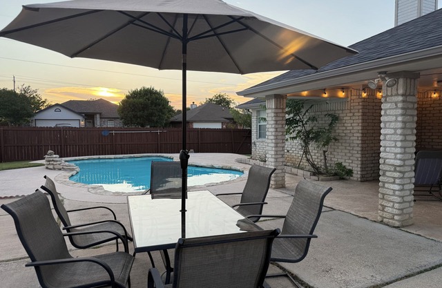 Casa Lava- 4-bedroom pool house in Killeen