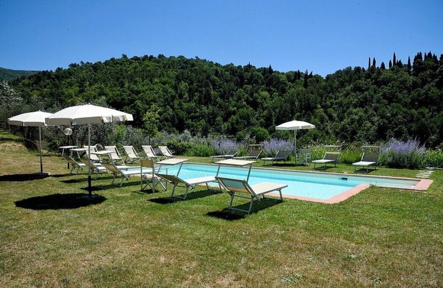 Casa Leggiadra B: un encantador apartamento que forma parte de una antigua granja en la cima de una pequeña colina.