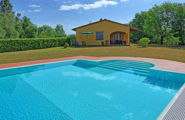 Villa en Legoli con 3 habitaciones, capacidad 8
