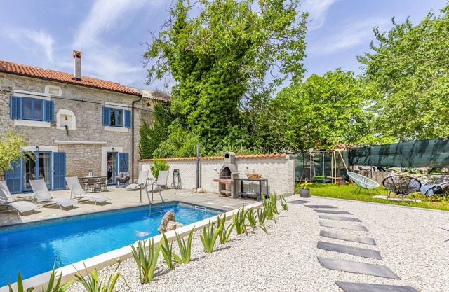 Casa Leona Istriana, elegante casa de piedra renovada con encanto histórico.