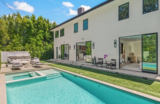 Casa Leona - Modern Masterpiece Behind Private Gates w/ Pool & Chef's Kitchen