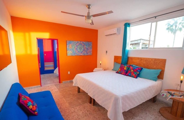 Casa Lola: 2 bedroom Downtown apt one block from Sea