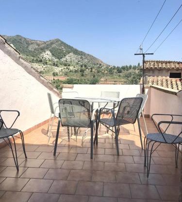 Casa Lola en Beceite rodeados de montañas y ríos