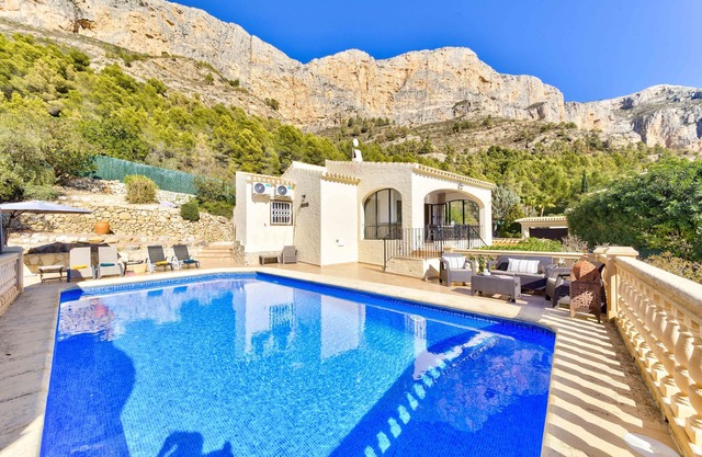 Casa Los Arboles - 6 guests, private pool, stunning valley views.