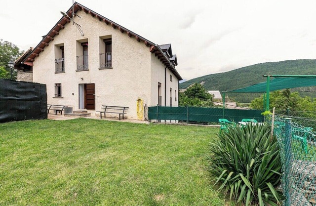 Casa Luis: APARTAMENTO con JARDÍN PRIVADO en los PIRINEOS.