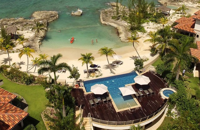 Casa Luna 17: Luxe Oasis South of 7Mile Beach w/ Secret Beach Cove, Pool + Heated Spa