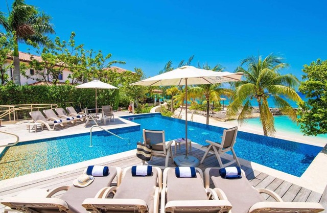 Casa Luna 4 by Grand Cayman Villas & Condos