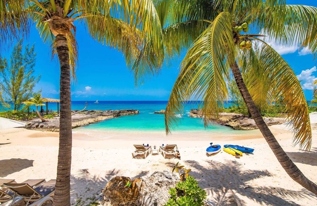 Casa Luna 4 by Grand Cayman Villas & Condos