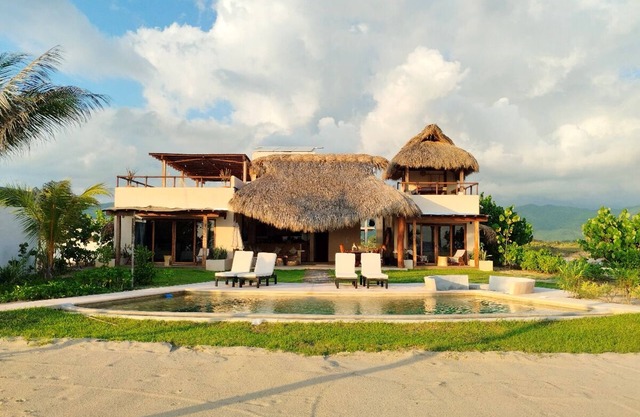 Casa Lyuu - Tropical Beachfront Villa - Your Perfect Getaway in Puerto Escondido