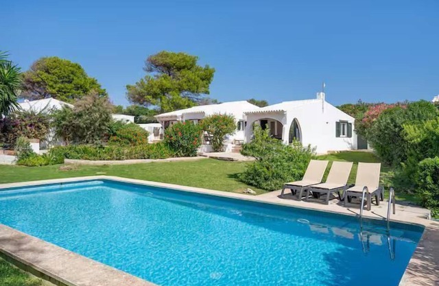 Casa Maitzgon: renovada villa con piscina y jardín