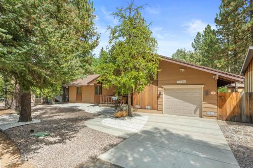 Casa Makim-Walk to Slopes, Hot Tub, Fireplace, Jet Tub, BBQ