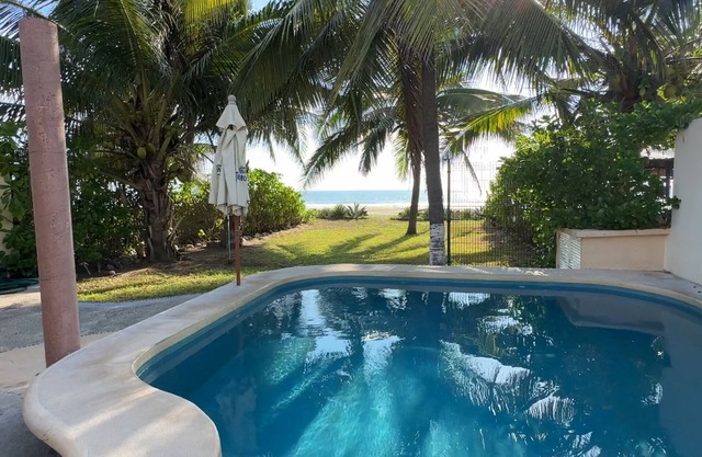 Casa Mana: Casa frente al mar con piscina privada y cocina afuera.