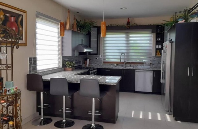 Casa Mangle ubicada dentro de Indura, con 4 dormitorios, piscina privada y playa
