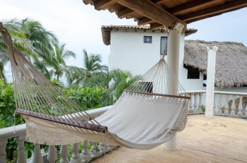 Casa Manzanillo - Bridge Room - Ocean View Room at Exceptional Beach Front Location
