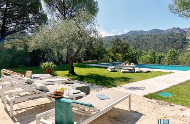 Casa Maravilla en el Golf Costa Brava con piscina privada infinita.