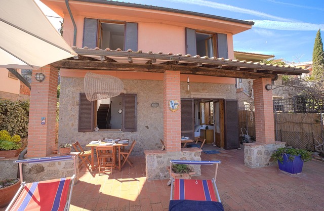 CASA MARGOT (RELAX CON VISTA), independiente, a 300 metros del mar y la playa.