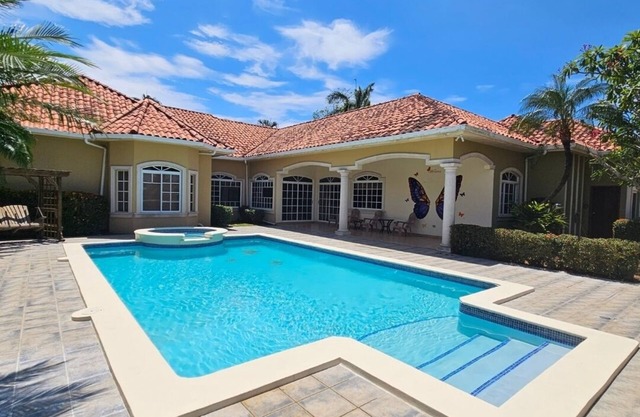 Casa Mariposa - 4BR w/ Private Pool & pool table 5 minutes walk from the beach