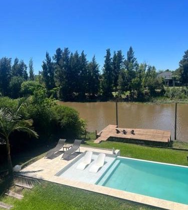 Casa minimalista con piscina y muelle en Nordelta-Villanueva