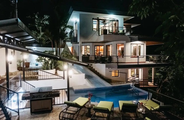 Casa Mirador: Pool, Swim up Bar, Slide in central location!