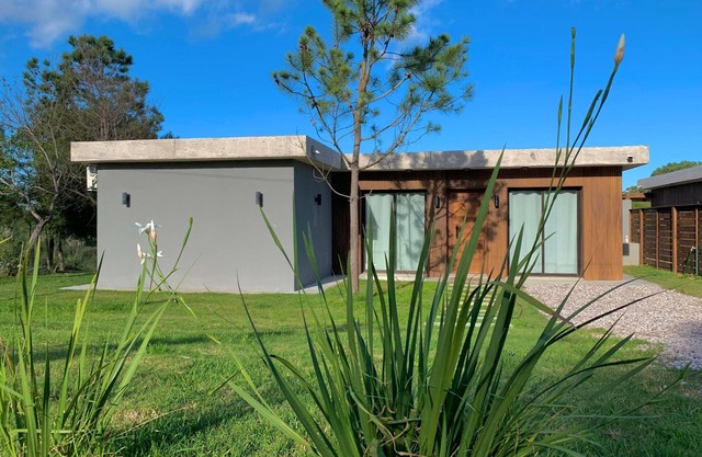 Moderna con Piscina climatizada y fogón exterior en Punta Colorada.