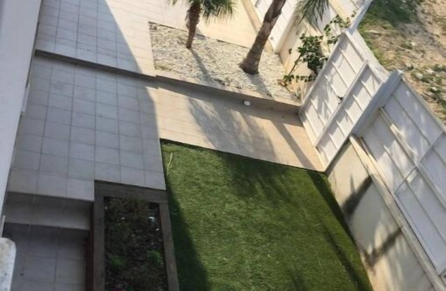 Casa moderna con jardin y piscina