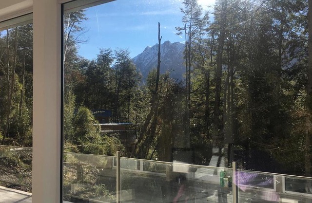 Casa moderna en el bosque y montaña