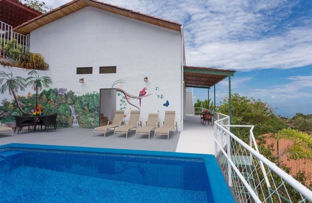 Vistas panorámicas, ubicación ideal cerca de playas, puerto deportivo, excursiones y tiendas.