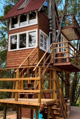 Casa na árvore perto da praia