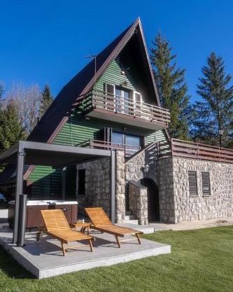 CASA NATURA - charming chalet with hot tub