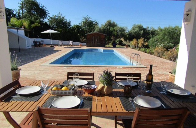 CASA NATUREZA en una tranquila piscina y jardín