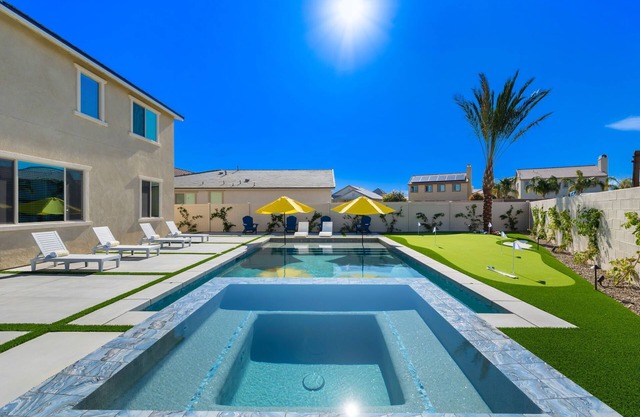 Casa Negra w/Pool, Spa & more! Close to Festivals!