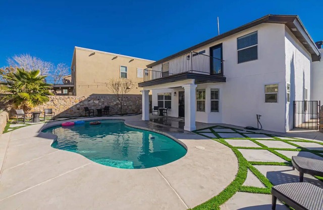Casa Nico - Contemporary Home with Pool & Gym