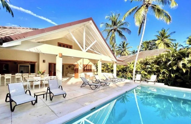 Lujosa villa de 5 dorm.. y 5 baños con piscina privada, a 2 min Playa Cosón