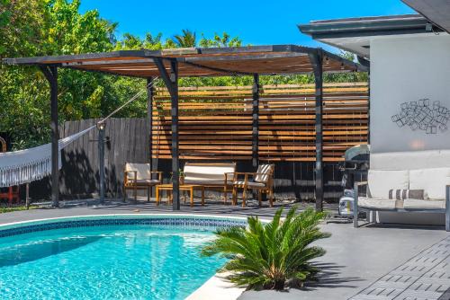 Casa Olan - Luxury Family Oasis 3BR North Miami Beach Villa with Saltwater Pool & Canal Views