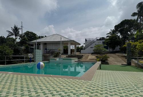 Casa Pabugnaw Spacious Exclusive Vacation Home with Pool near Tagaytay